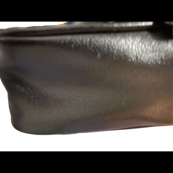 Victoria Secret purse can wear around your waist or shoulder - Picture 9 of 10